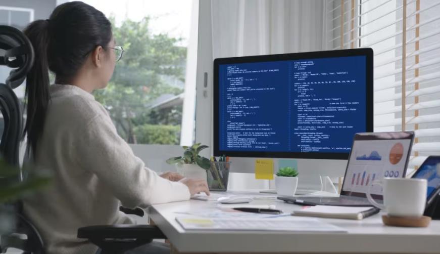 唐县软件开发公司实战建议：网站赋能，为何必须接入支持机器人？